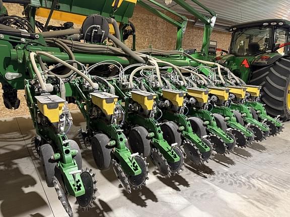 Image of John Deere 1795 equipment image 3