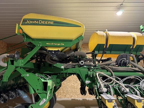 Image of John Deere 1795 equipment image 2
