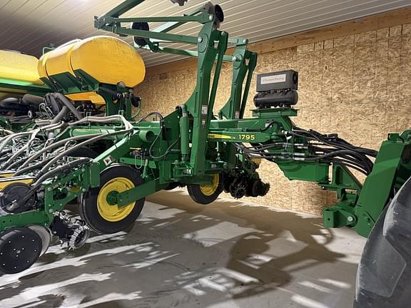 Image of John Deere 1795 equipment image 1