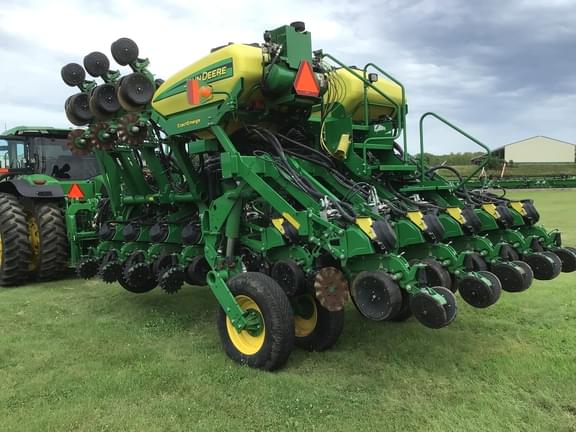 Image of John Deere 1795 equipment image 3