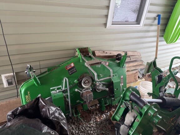 Image of John Deere 2025R equipment image 4