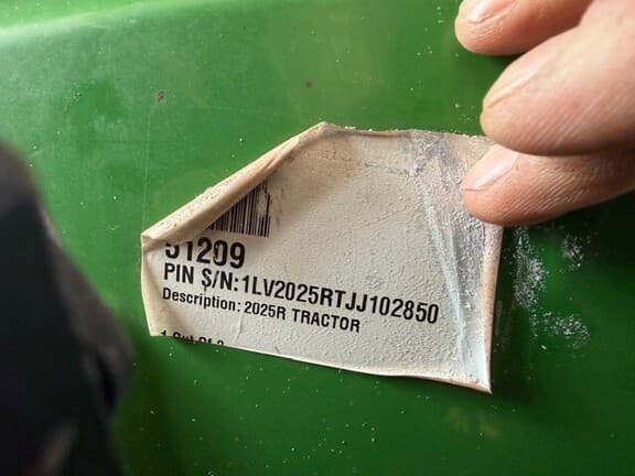 Image of John Deere 2025R equipment image 1