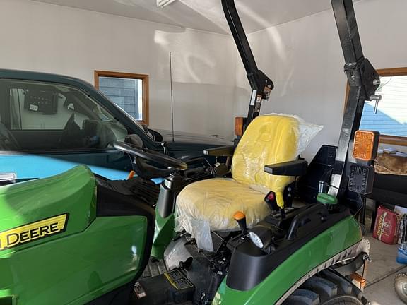 Image of John Deere 2025R equipment image 4