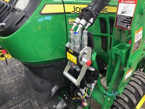 Image of John Deere 2032R equipment image 4