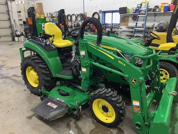 2018 John Deere 2032R Equipment Image0
