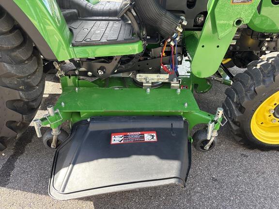 Image of John Deere 2032R equipment image 4
