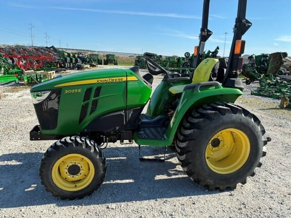 2018 John Deere 3025E Equipment Image0