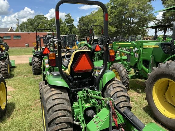 Image of John Deere 3033R equipment image 4