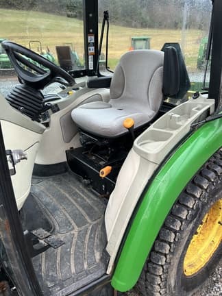Image of John Deere 3033R equipment image 4
