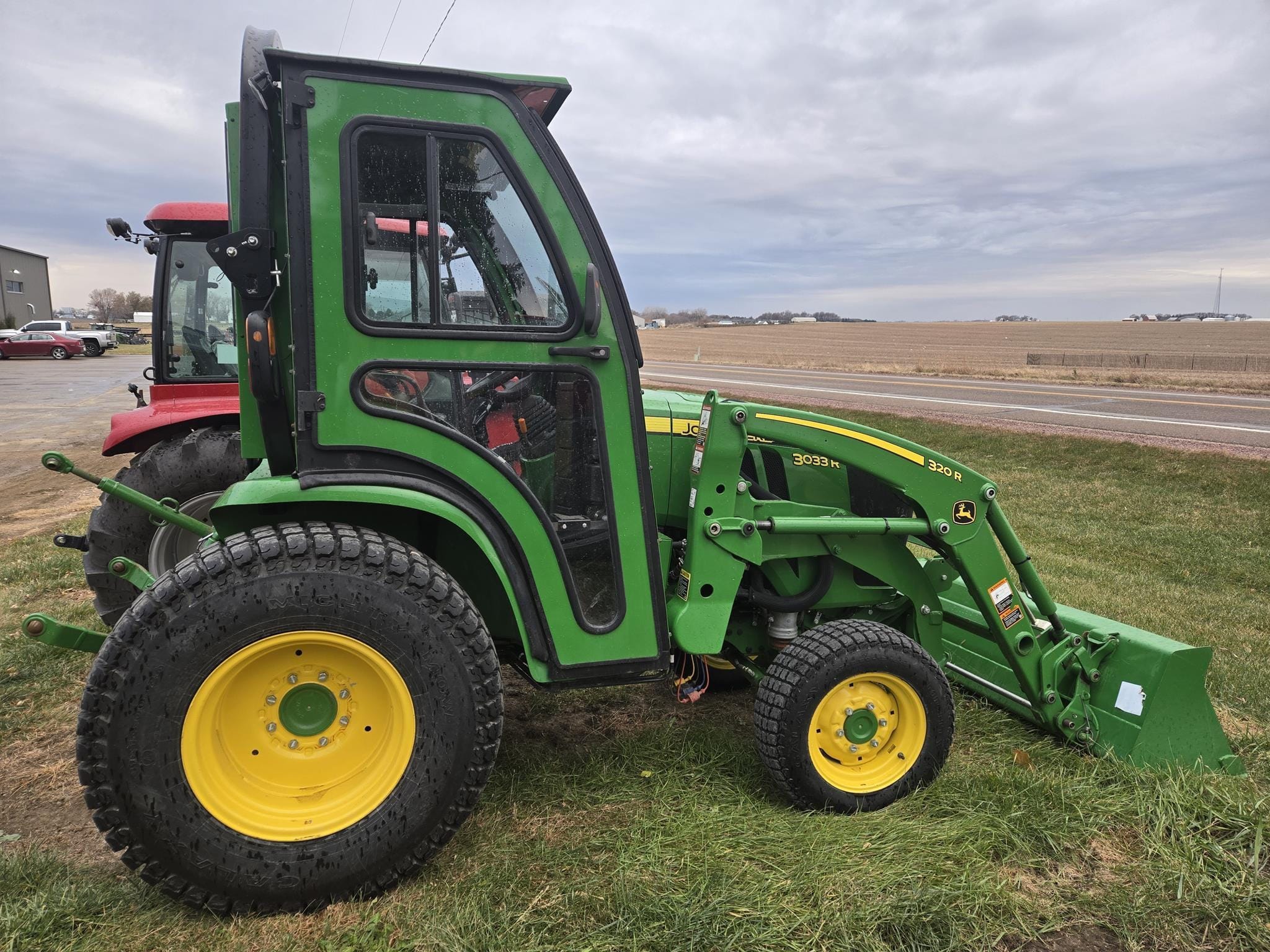 2018 John Deere 3033R Equipment Image0