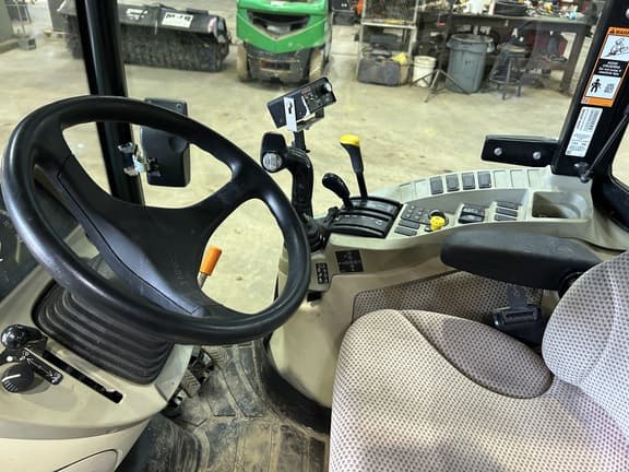 Image of John Deere 3039R equipment image 4