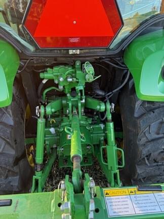 Image of John Deere 3046R equipment image 4