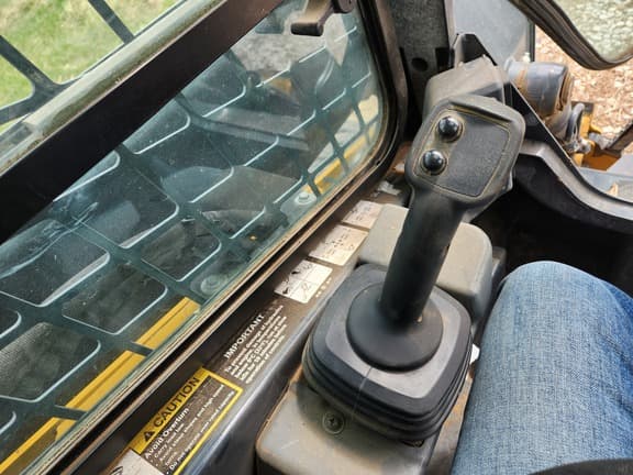 Image of John Deere 320G equipment image 3