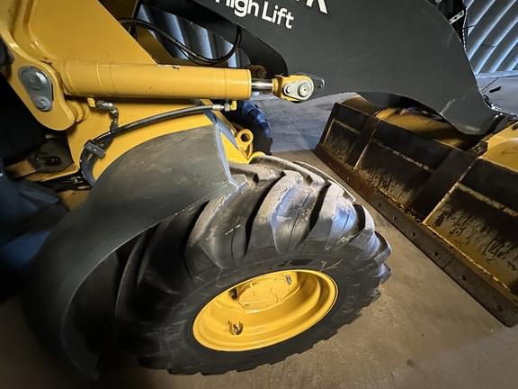 Image of John Deere 324K equipment image 3