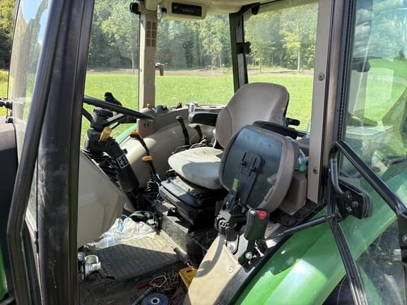 Image of John Deere 5055E equipment image 3