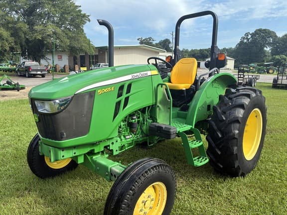 Image of John Deere 5065E equipment image 3
