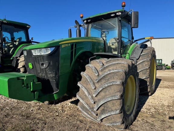 Image of John Deere 8370R equipment image 1