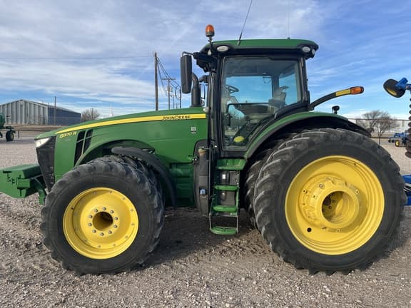 Image of John Deere 8370R equipment image 1