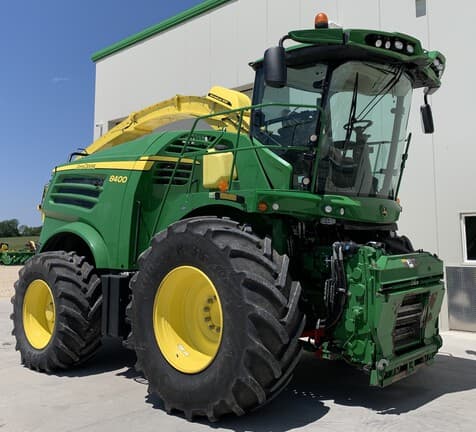 Image of John Deere 8400 Primary image