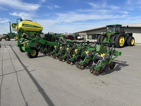 Image of John Deere DR16X equipment image 4