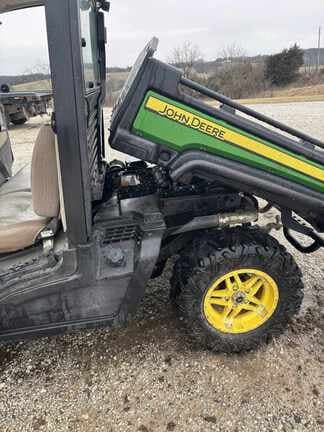 Image of John Deere XUV 835R equipment image 4