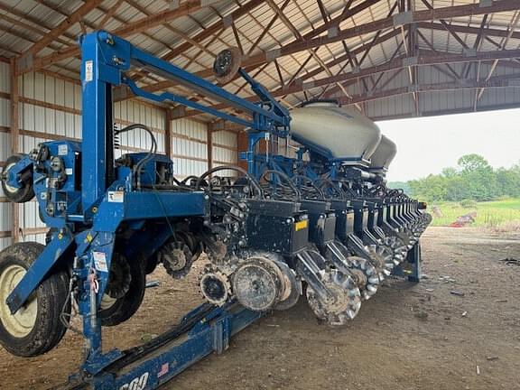 Image of Kinze 3600 equipment image 2