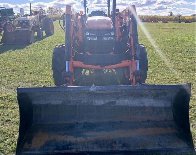 Image of Kubota M7060 equipment image 4