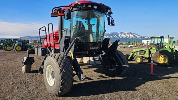 2018 MacDon M1240 Equipment Image0