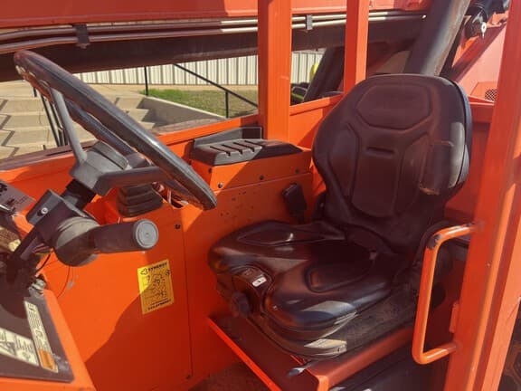 Image of Skytrak 8042 equipment image 4