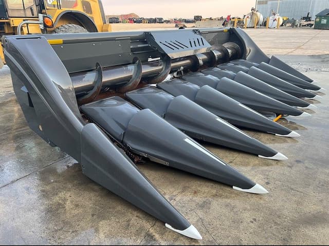 Image of Gleaner Command 3308 equipment image 3