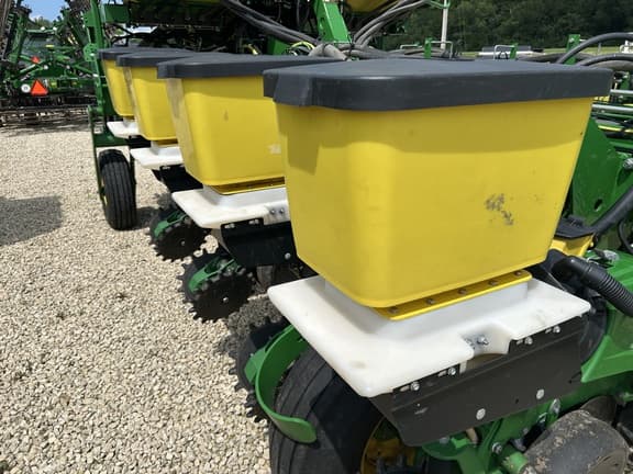 Image of John Deere 1775 equipment image 3