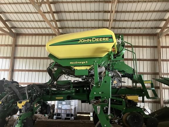 Image of John Deere 1775 equipment image 4