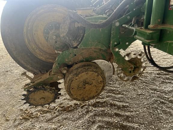 Image of John Deere 1775 equipment image 4