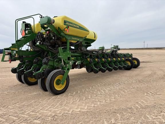 Image of John Deere 1775 equipment image 3