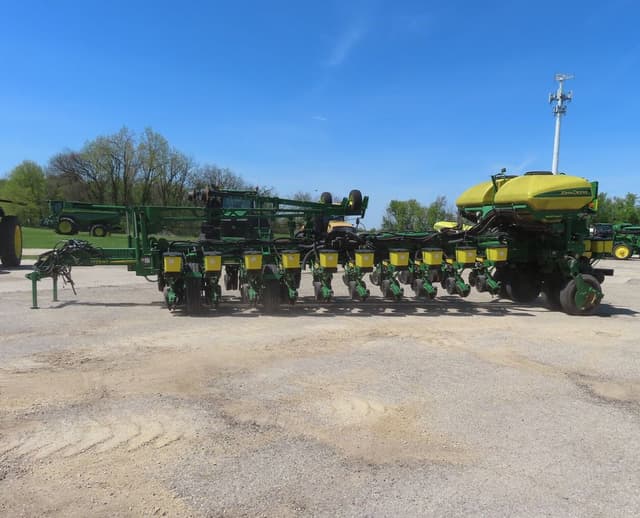 Image of John Deere 1775 equipment image 2