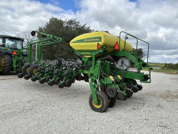 Image of John Deere 1775 equipment image 4