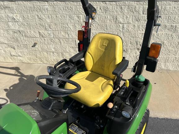 Image of John Deere 2025R equipment image 3