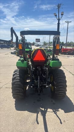 Image of John Deere 2032R equipment image 3