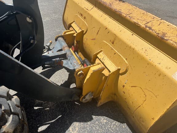 Image of John Deere 204L equipment image 4