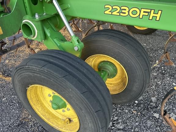 Image of John Deere 2230FH equipment image 3