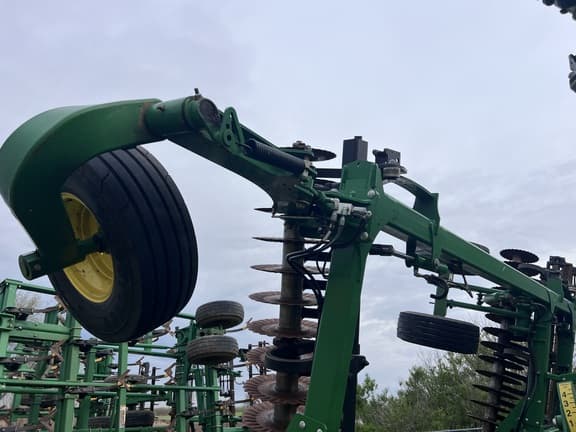 Image of John Deere 2660VT equipment image 4