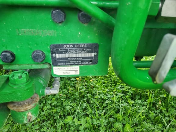 Image of John Deere 3033R equipment image 4