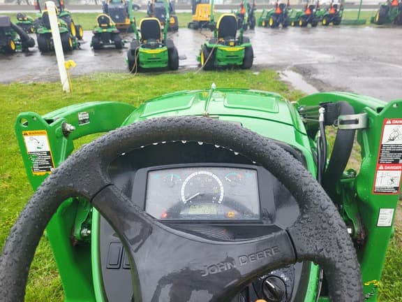 Image of John Deere 3033R equipment image 3