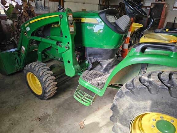 Image of John Deere 3039R equipment image 2