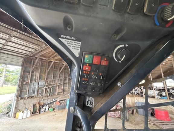 Image of John Deere 332G equipment image 2