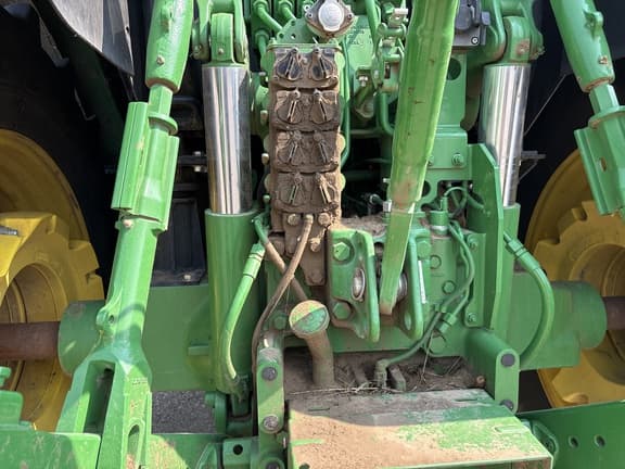 Image of John Deere 6175R equipment image 3