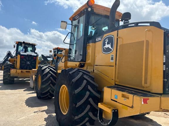 Image of John Deere 624L equipment image 2