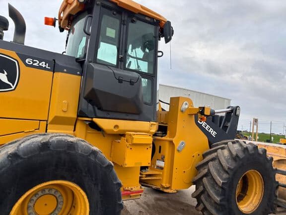 Image of John Deere 624L equipment image 3