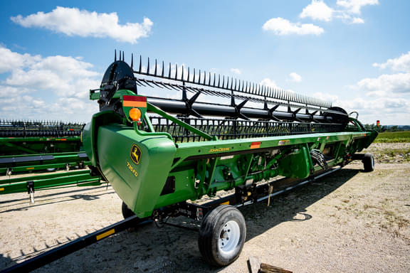 Image of John Deere 735FD equipment image 2