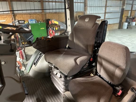 Image of John Deere 8245R equipment image 4